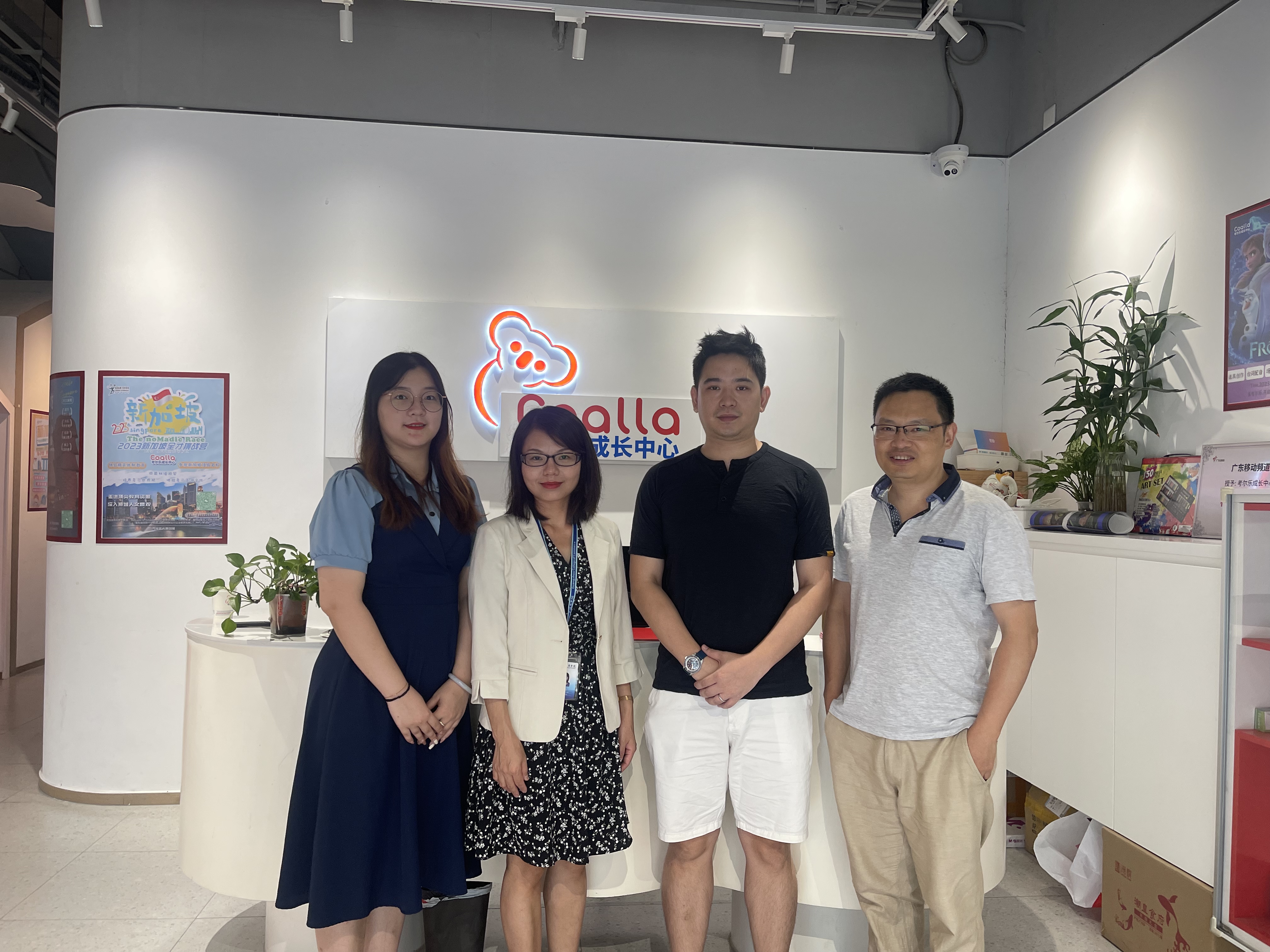 太阳成集团tyc33455代表一行与企业负责人合影留念.jpg