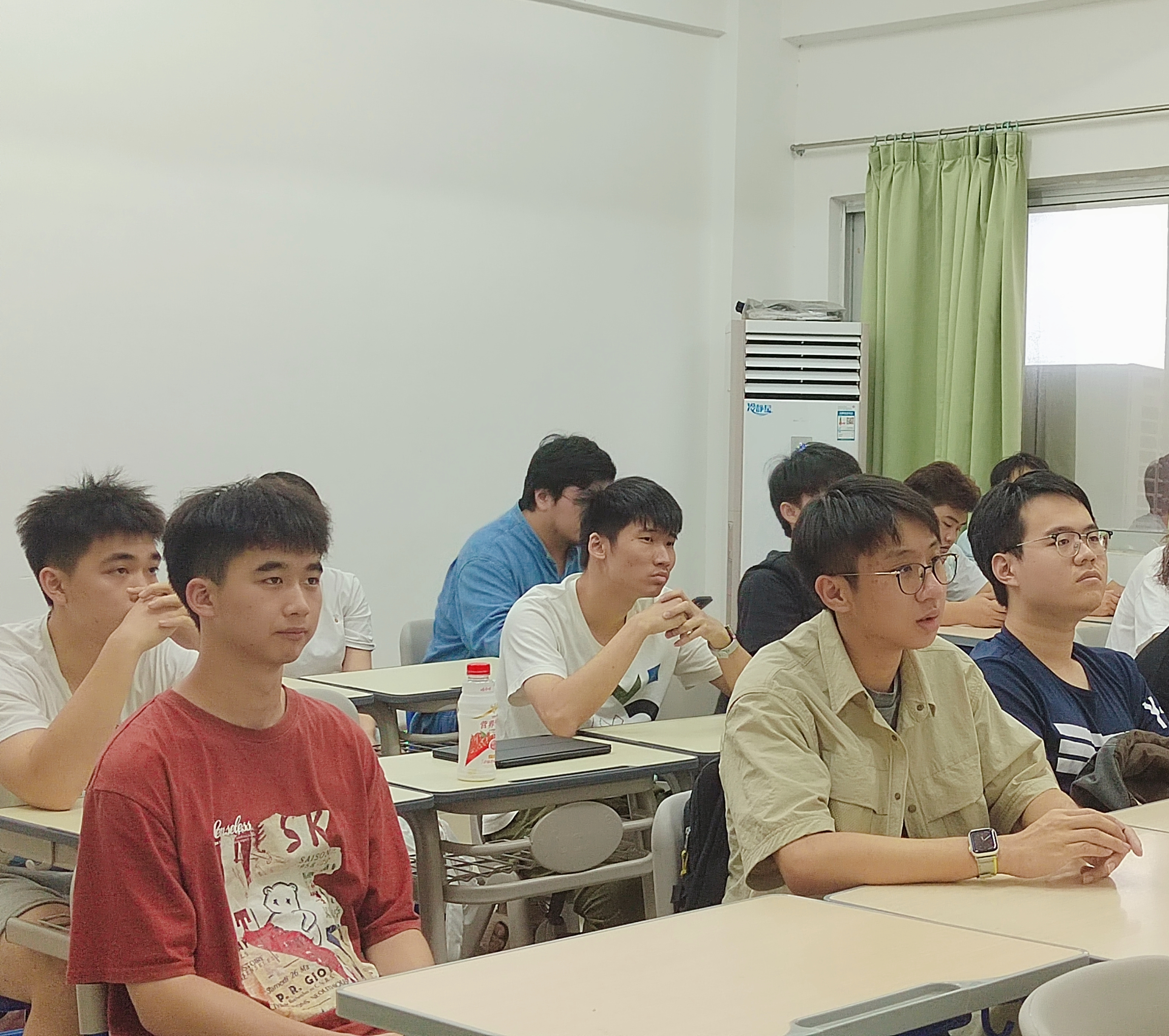 学生认真听课（三）.jpg