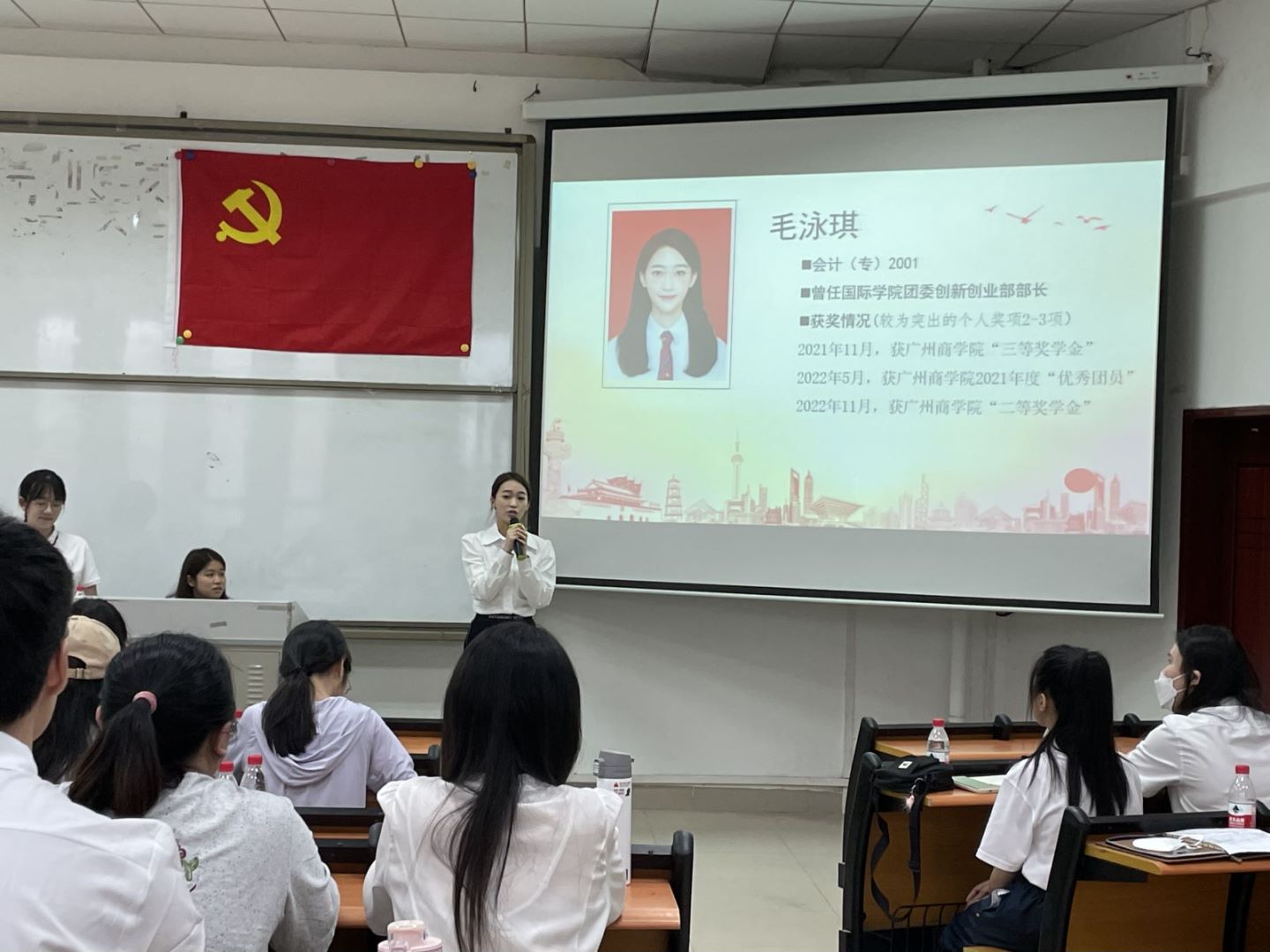 图2 预备党员作个人汇报.jpg