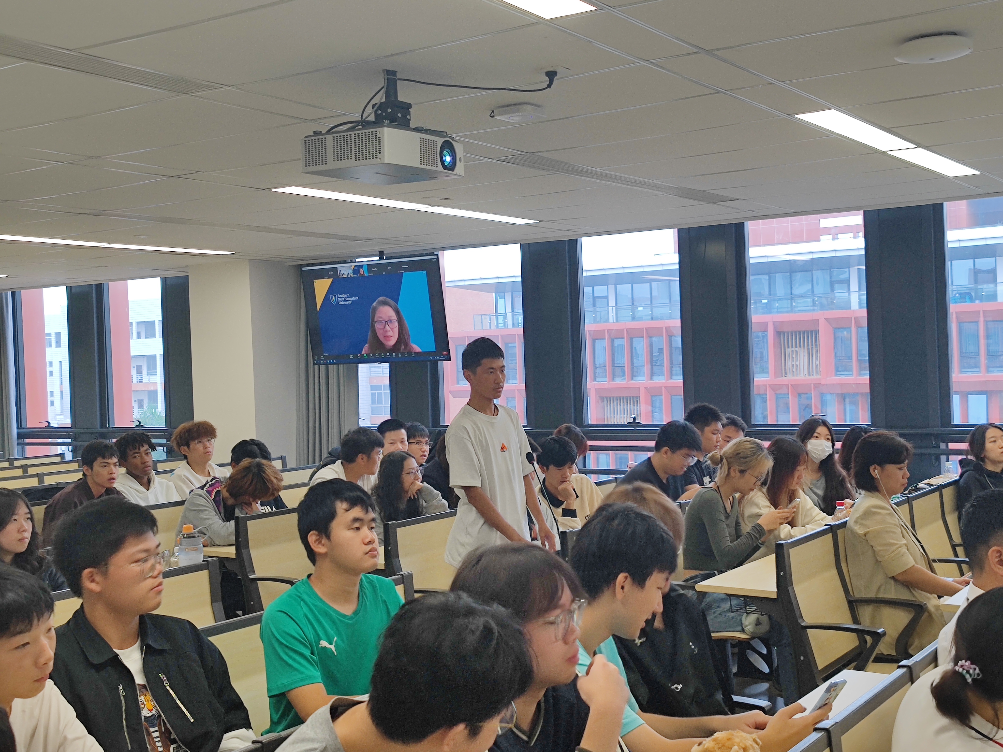 Daphne Yan介绍南新罕布什尔大学的详细信息并回答学生提出的问题.jpg