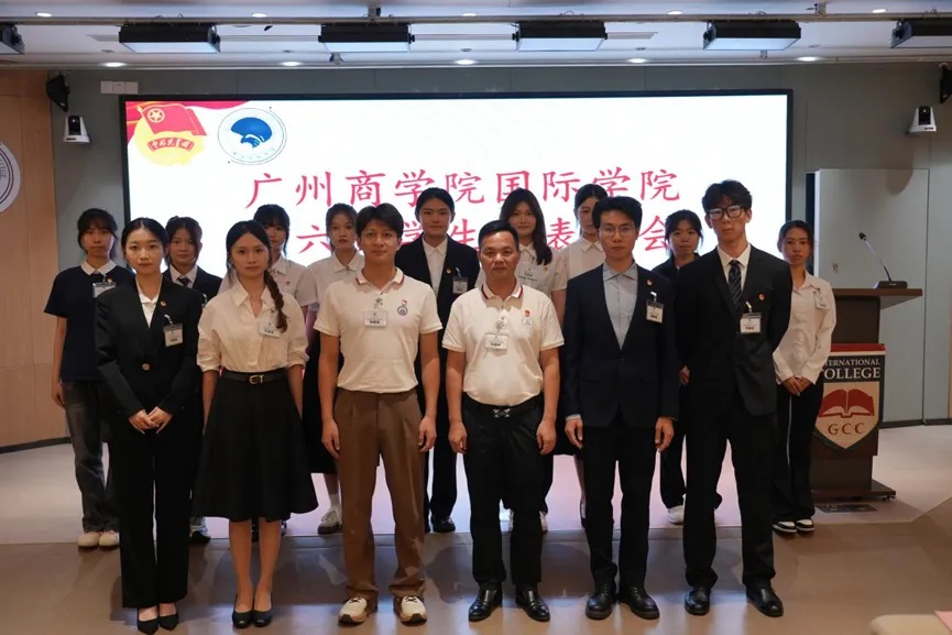 参会领导与第六届学生会主席团成员及委员会委员合影.jpg