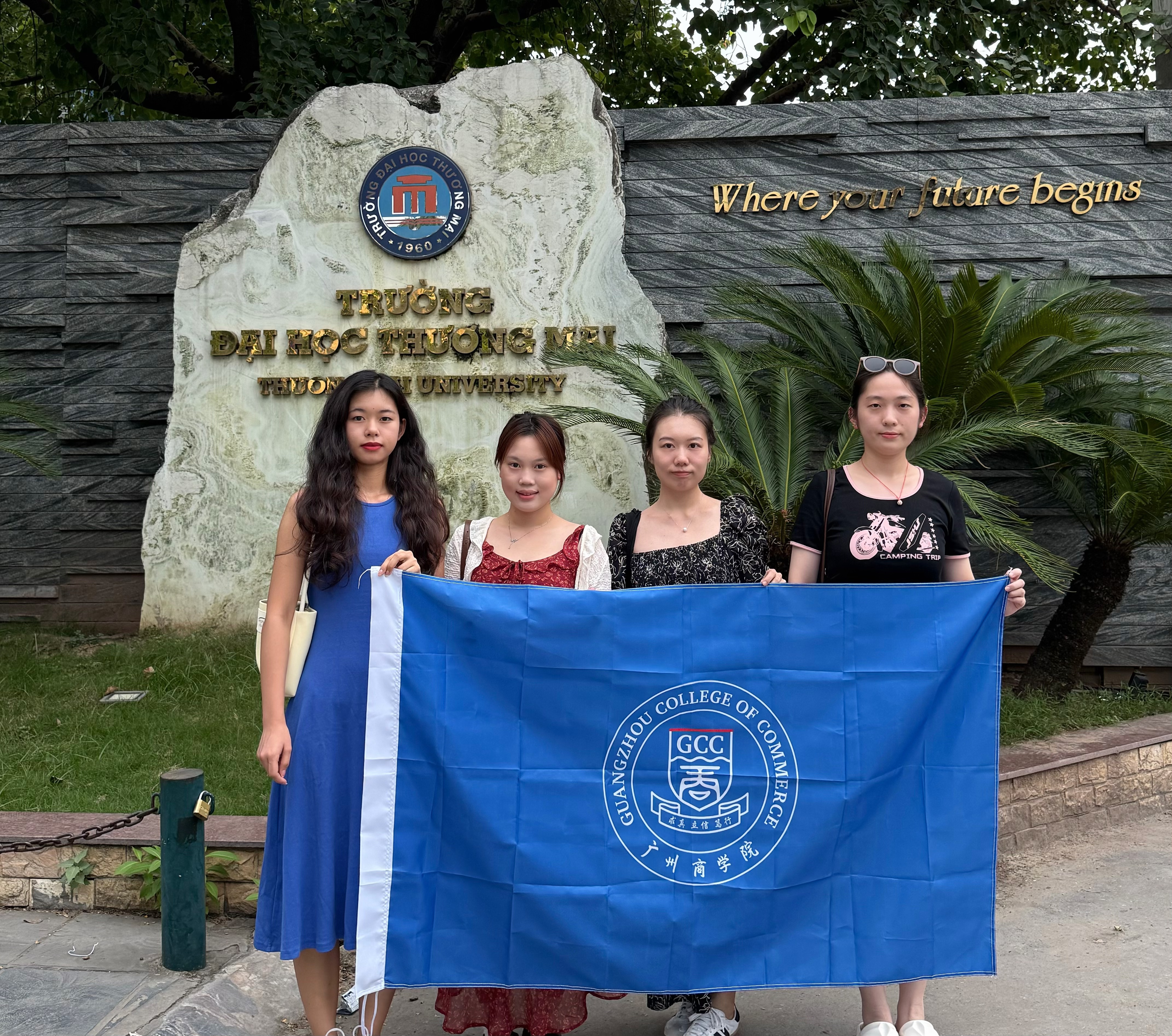2. 我校师生在越南商业大学校门前合影.jpg