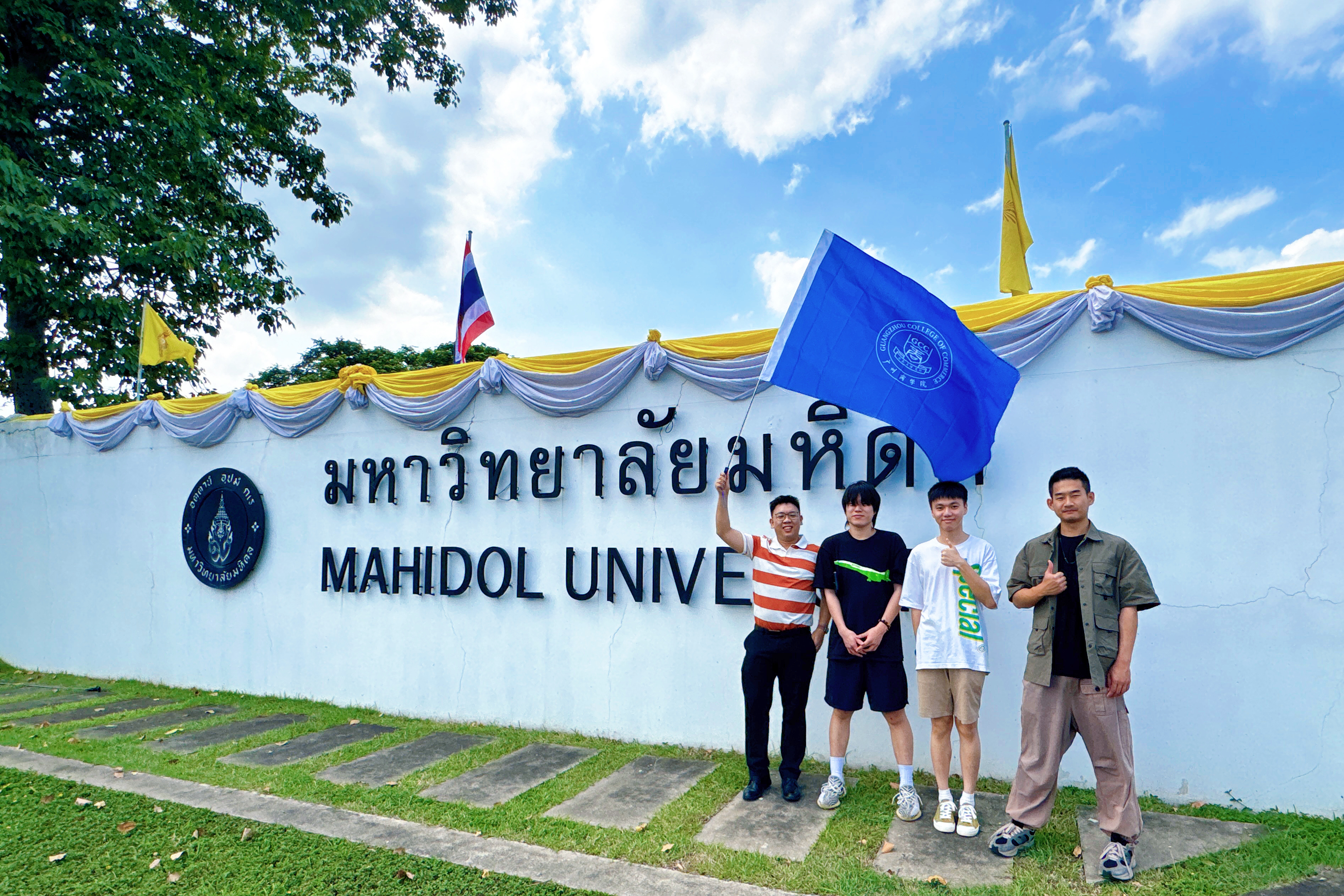 图3：我校师生在玛希隆大学校门前合影.jpg