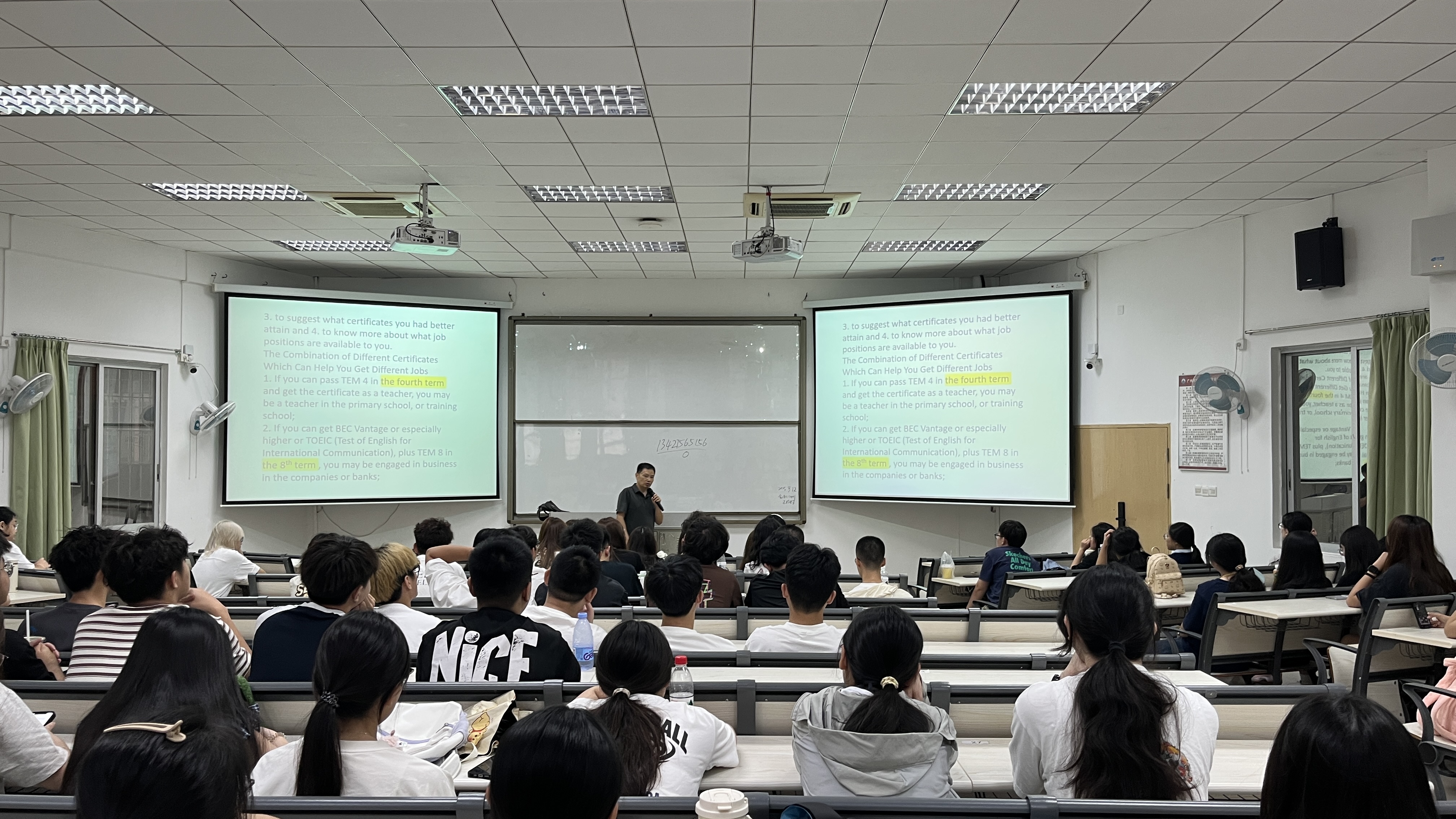 商务英语教研室主任费小佳专业导学现场.jpg