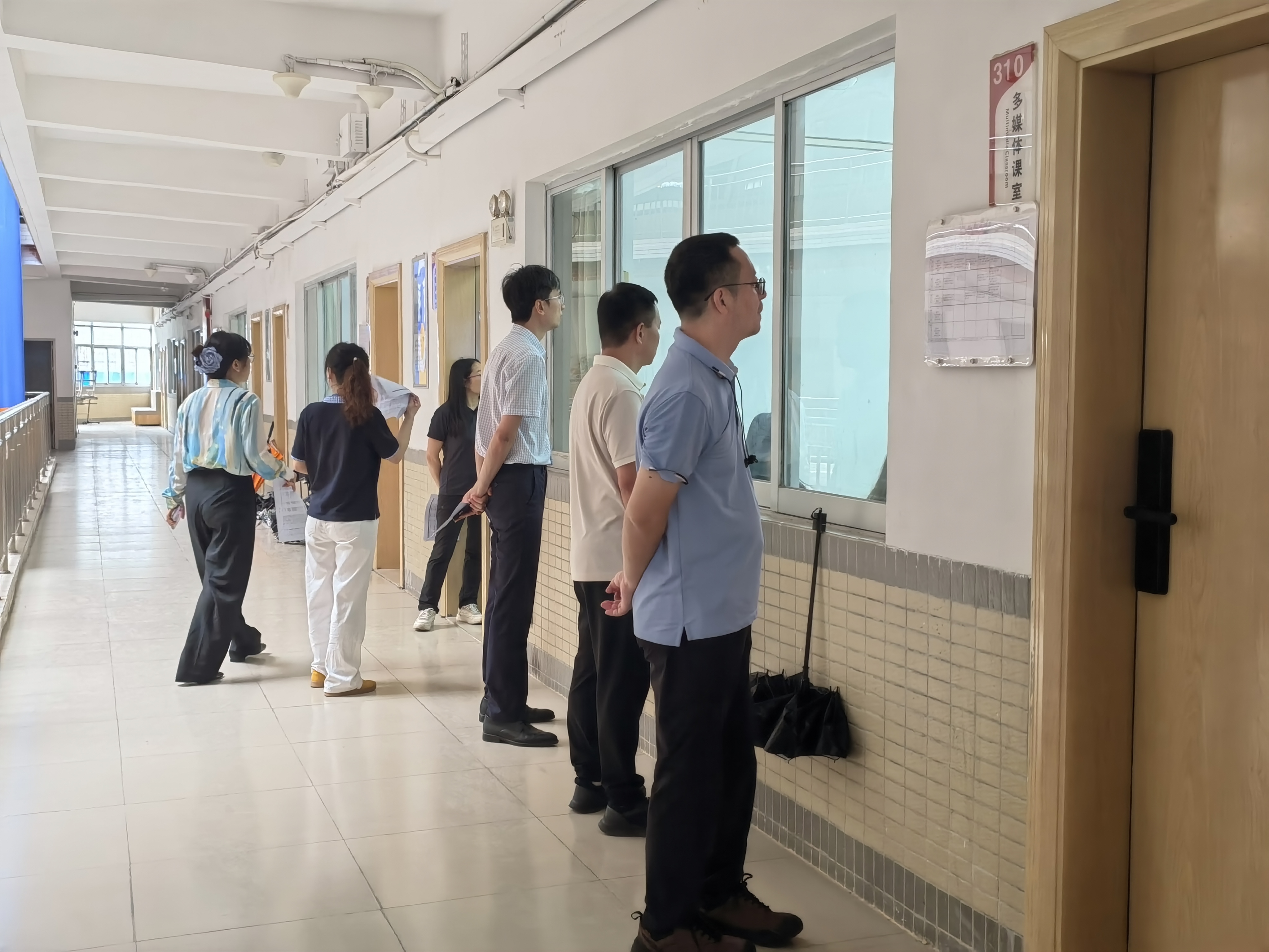 首日开学巡查现场（二）.jpg