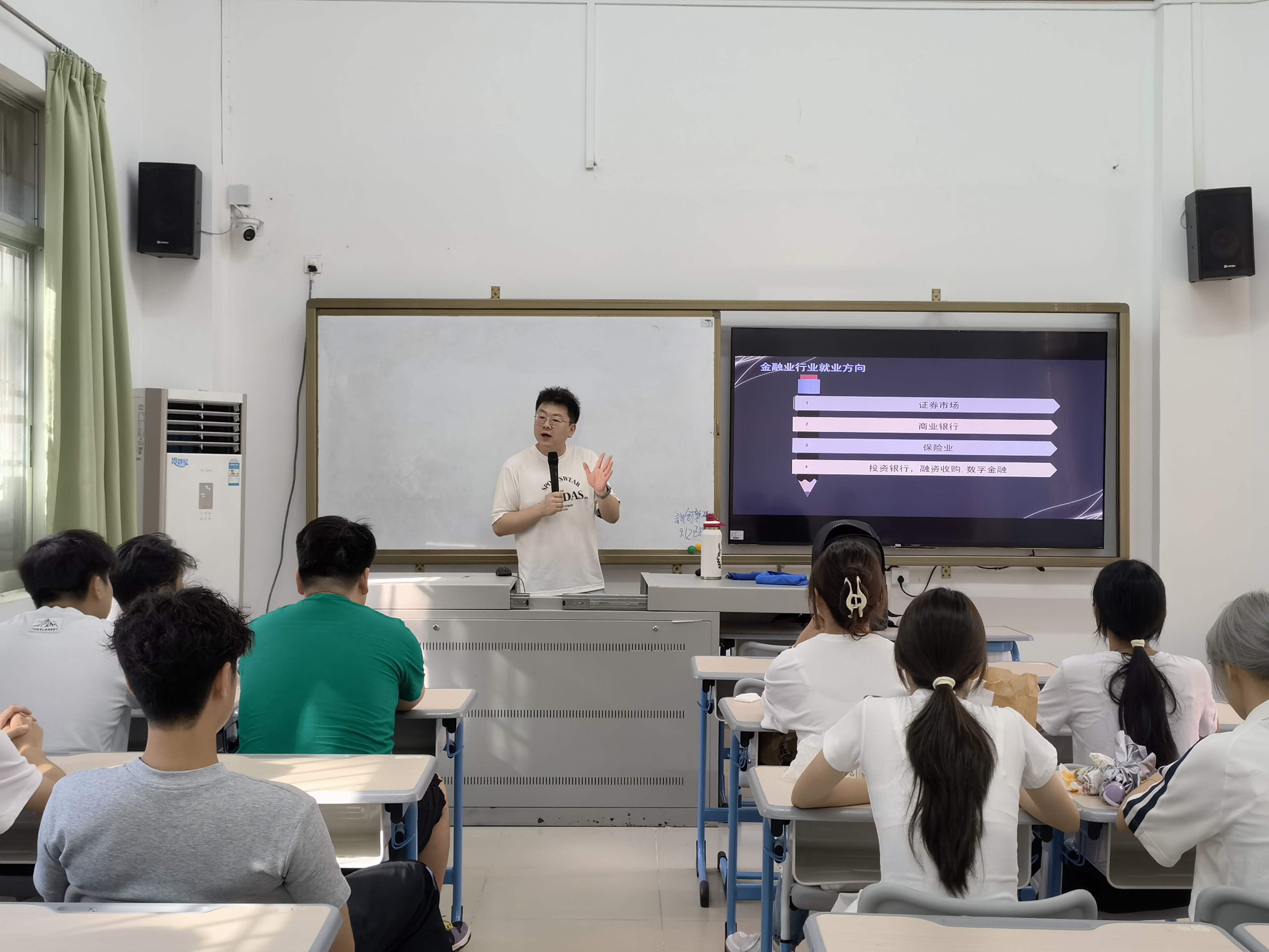 金融教研室主任张若凡专业导学现场.jpg
