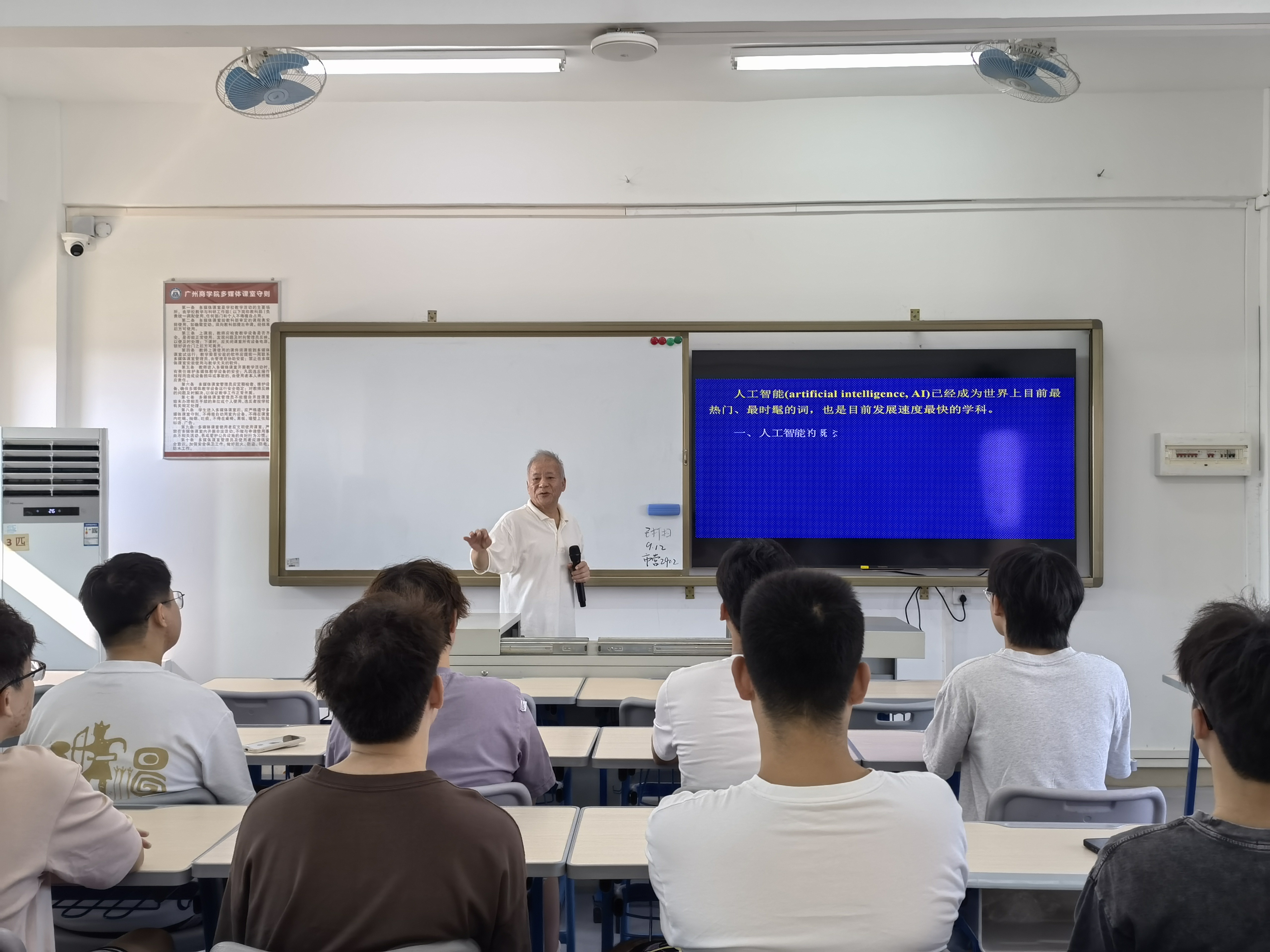 专业负责人何选森教授进行专业导学现场.jpg