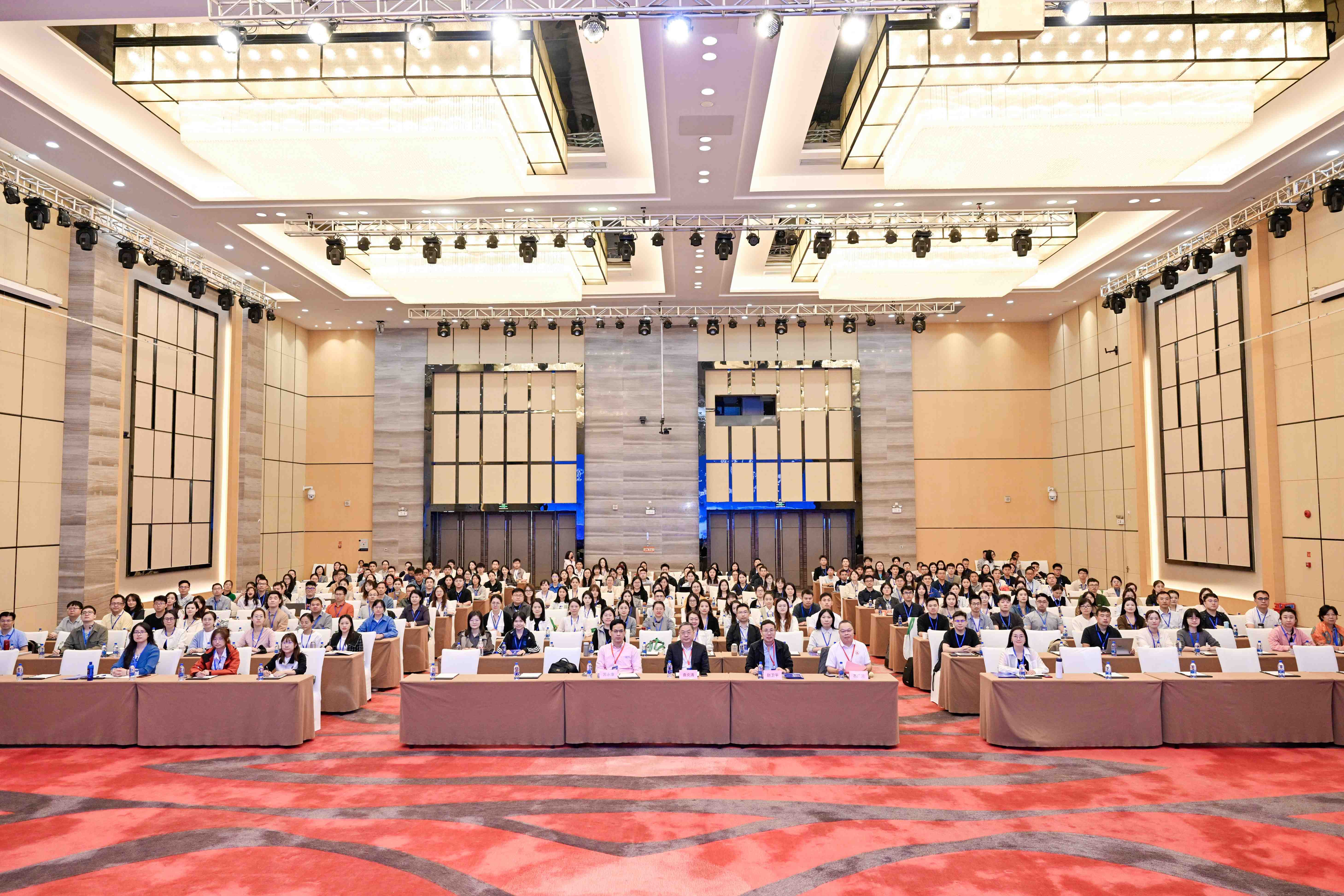 参会人员合照.jpg