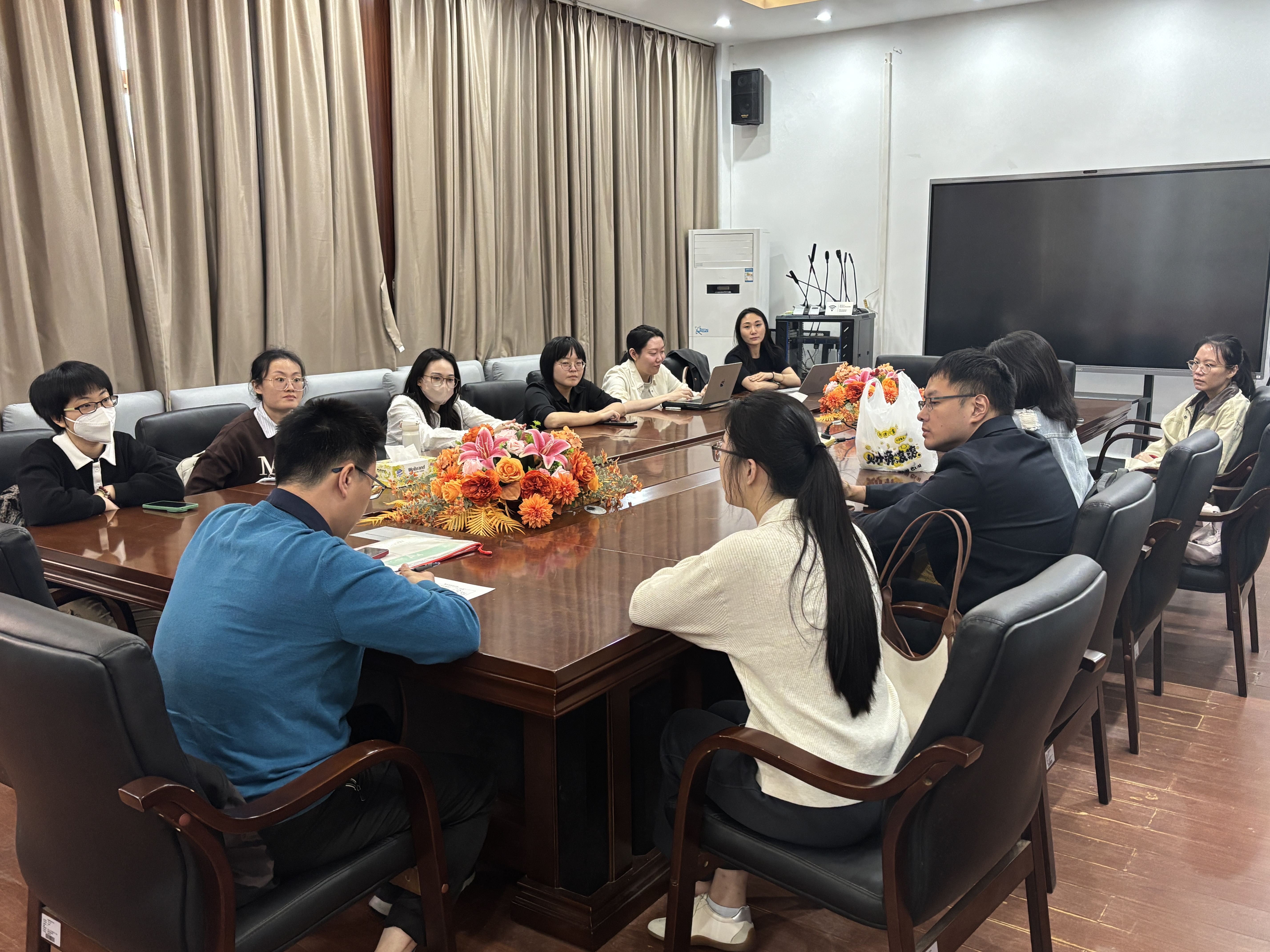 与会老师进行研讨.jpg