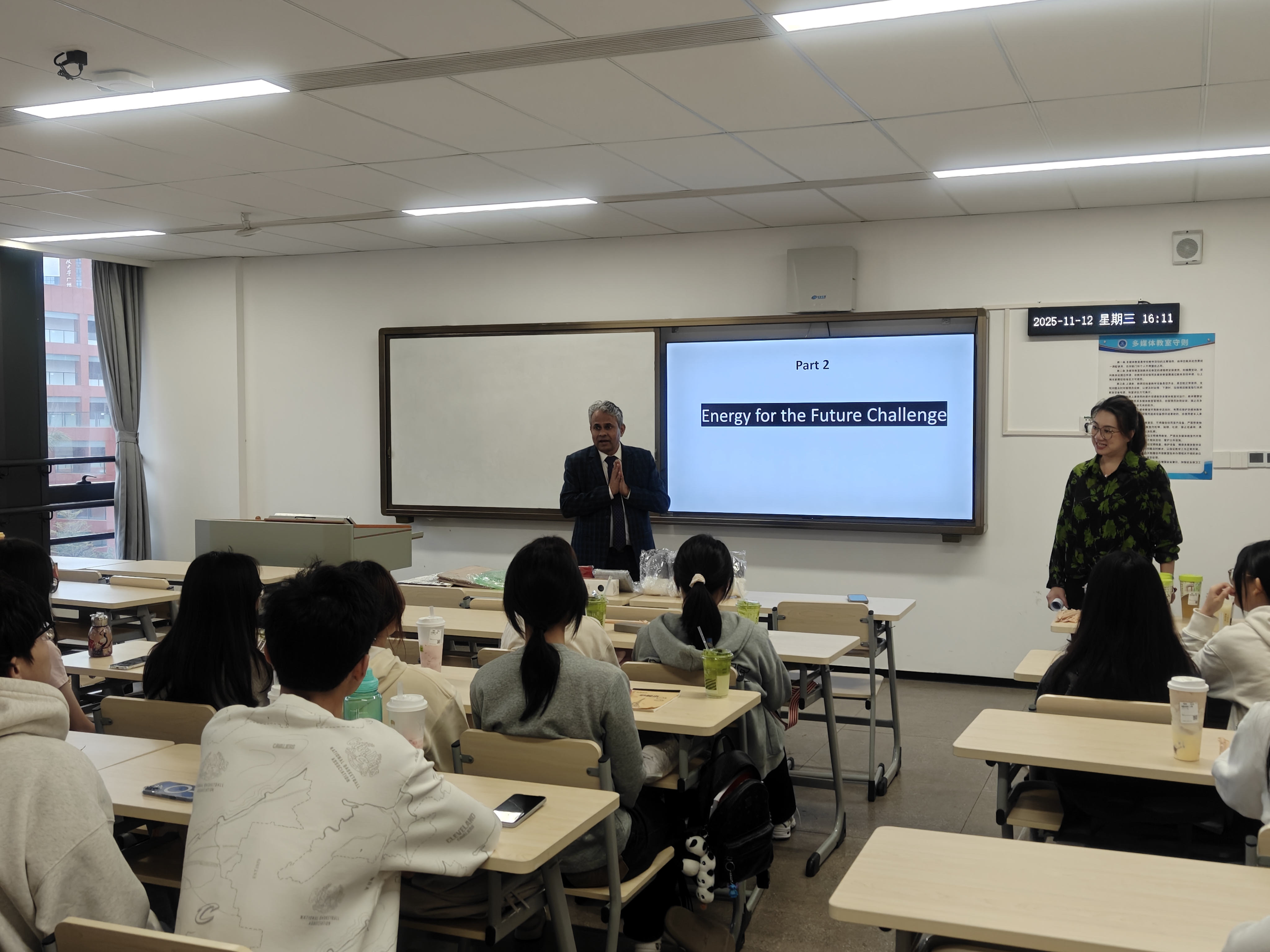 Arun Patil教授为现场学生介绍课题内容.jpg