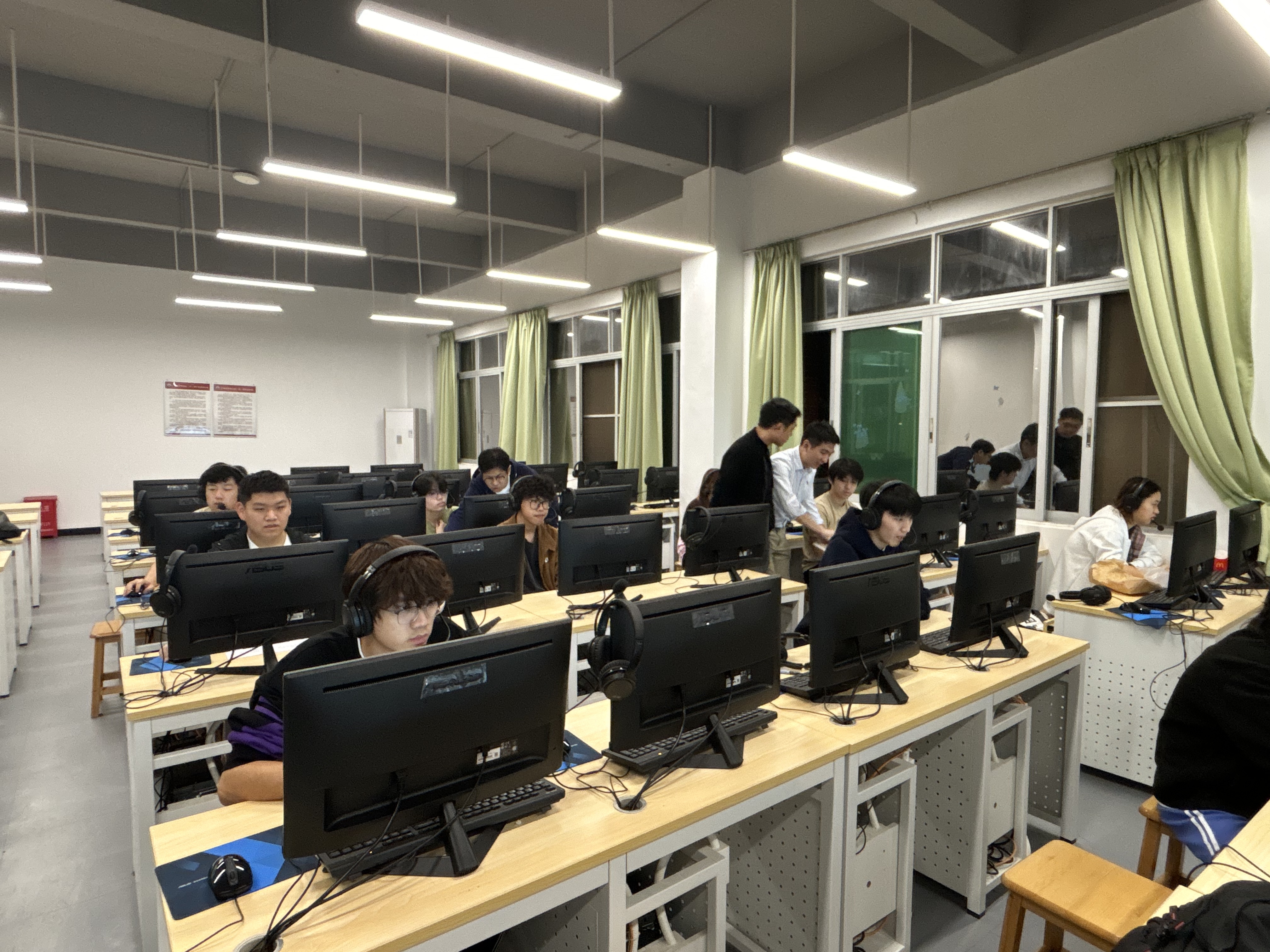 监考老师协助考生按流程进行考前准备.jpg