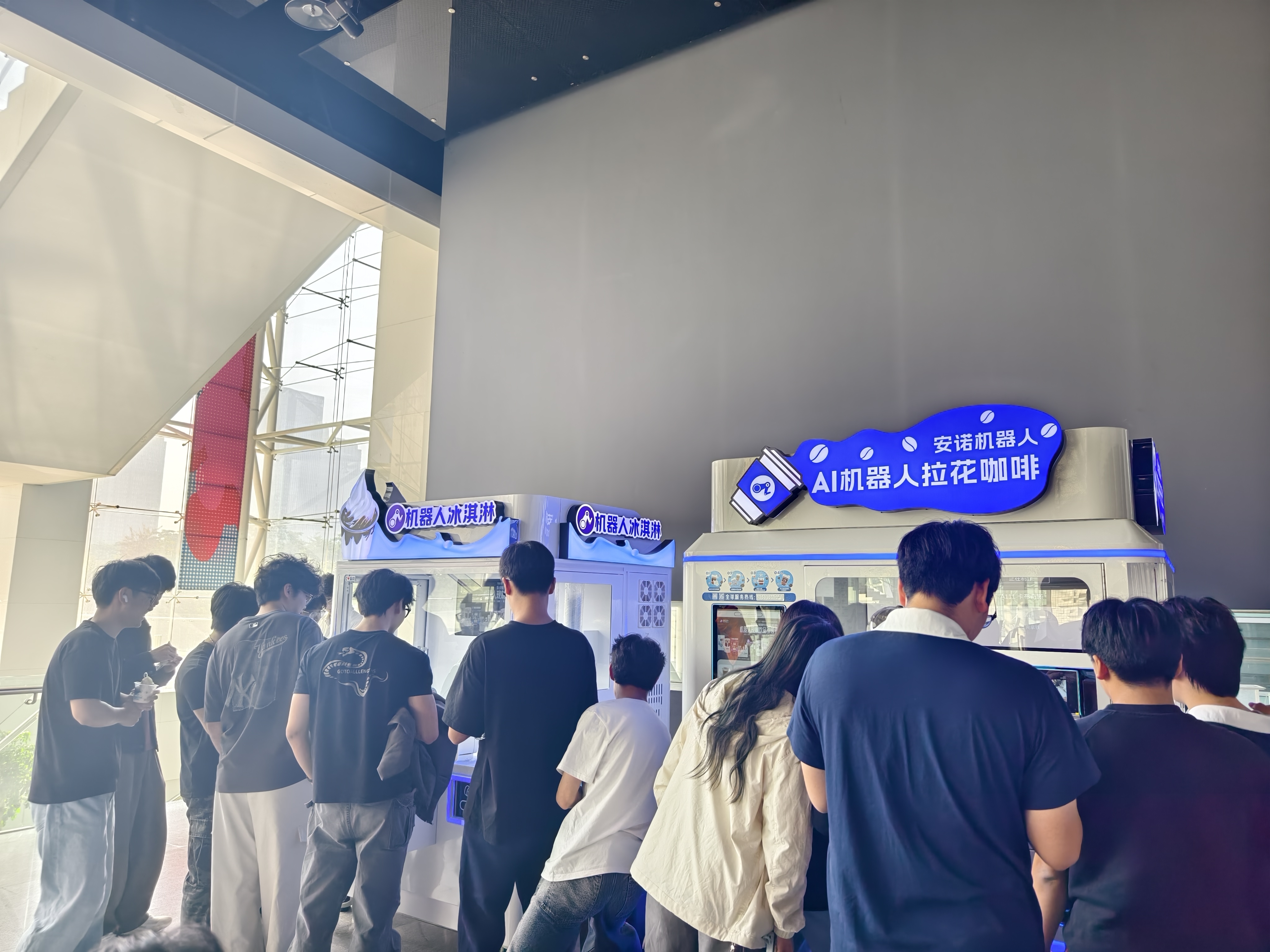 同学们参观工业馆咖啡机器人.jpg