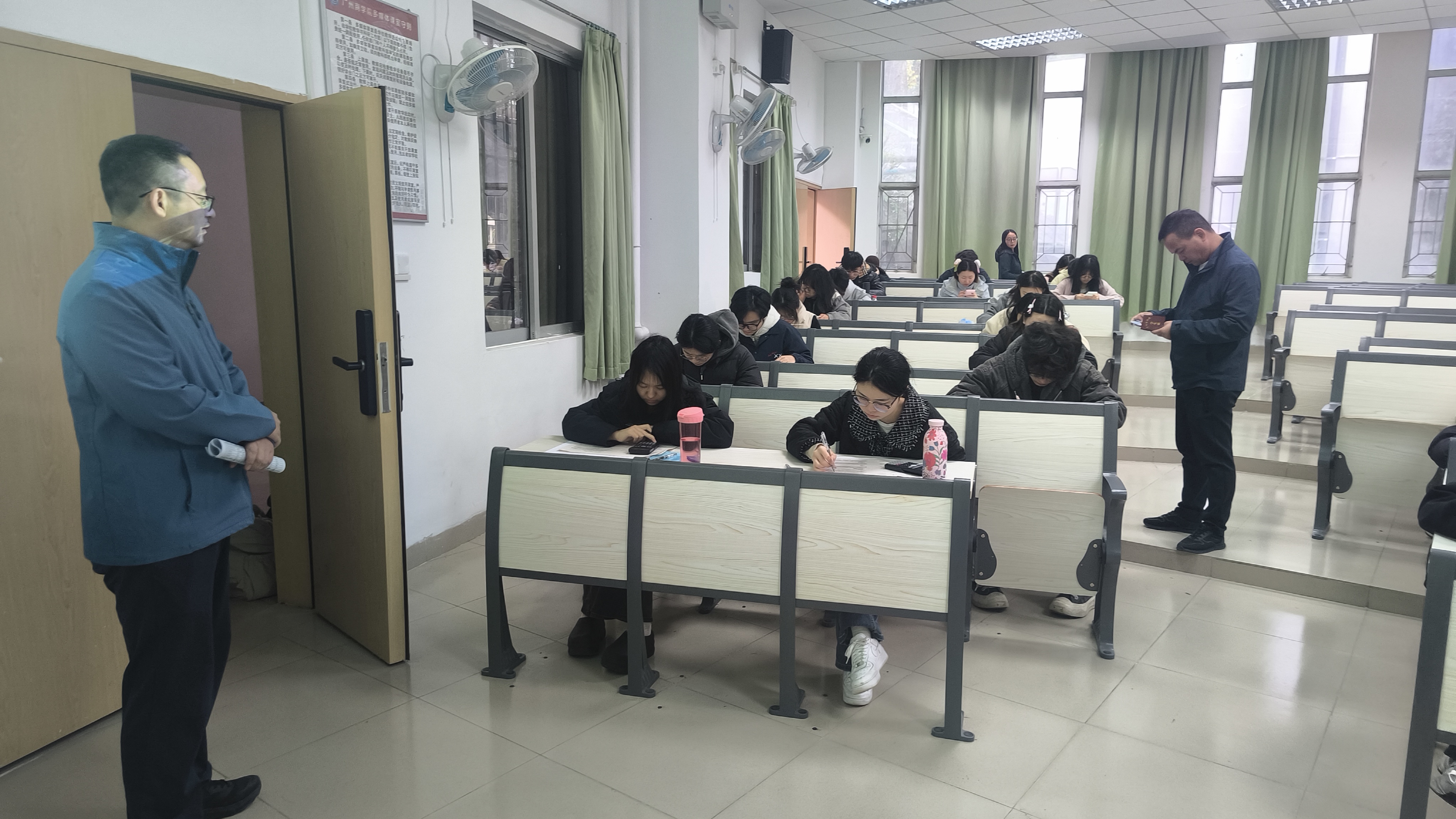 学院巡考工作小组巡查现场(二).jpg