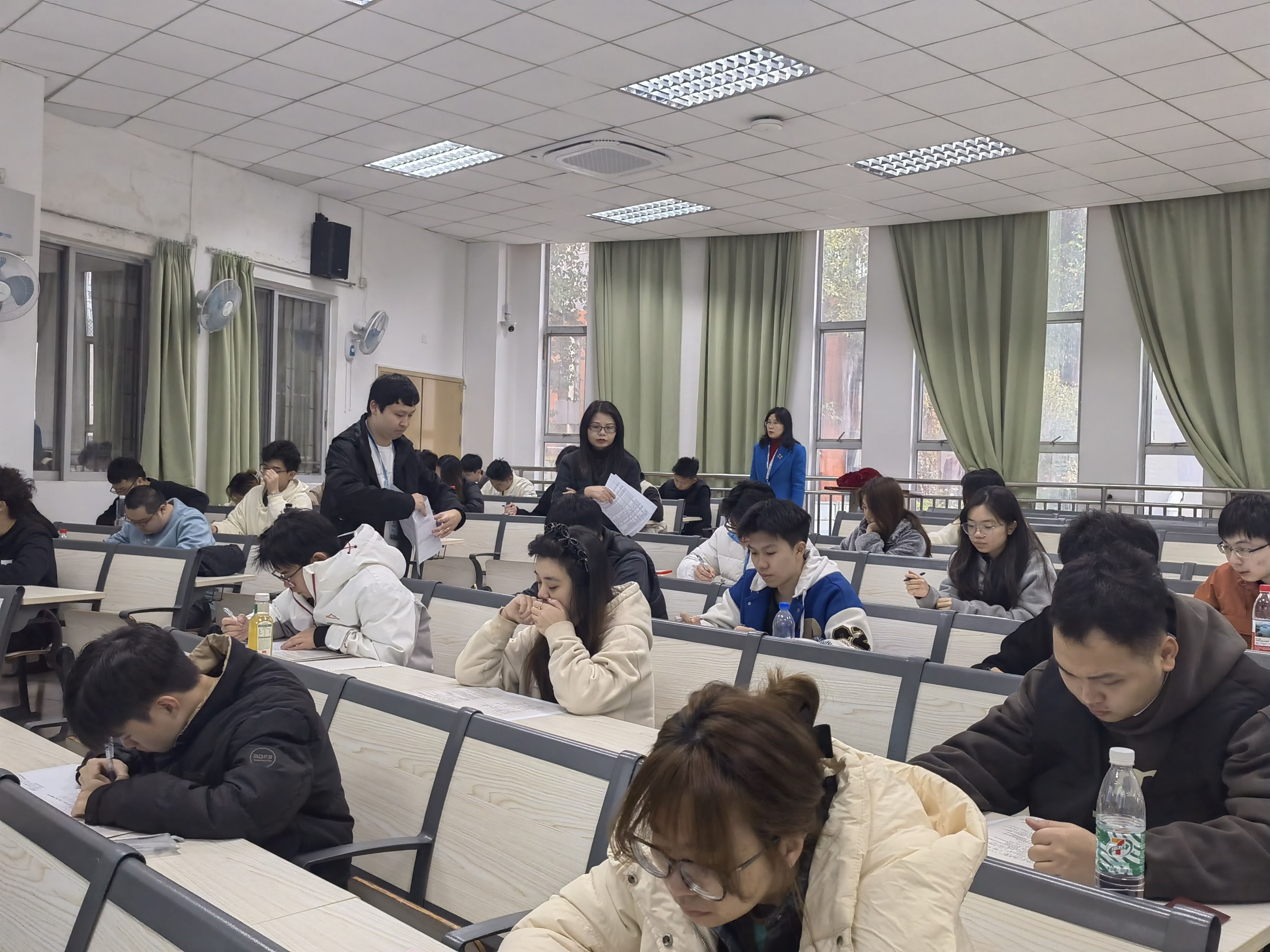 学校巡考工作小组巡查考场(一).jpg